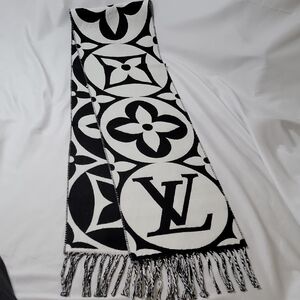 Louis Vuitton Monogram Black and White Scarf
